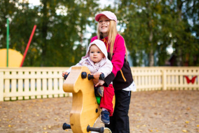 Tarun koulu on alkanut sujua hyvin pienessä koulussa. Yksivuotiaalla Katrilla ei näy vielä merkkejä kielellisistä pulmista.